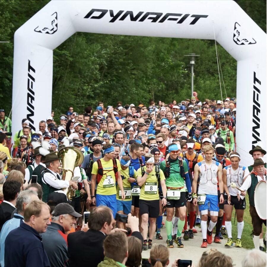 Teilnehmer des Dynafit Trailruns 2023 versammeln sich am Start mit Sportbekleidung und Ausrüstung.